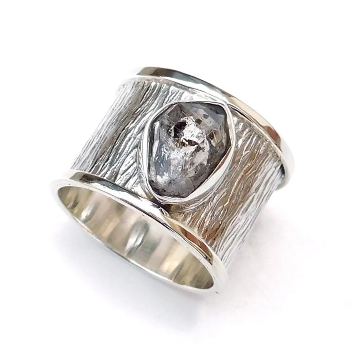 Bred tekstur ring med naturlig Herkimer diamant, 50