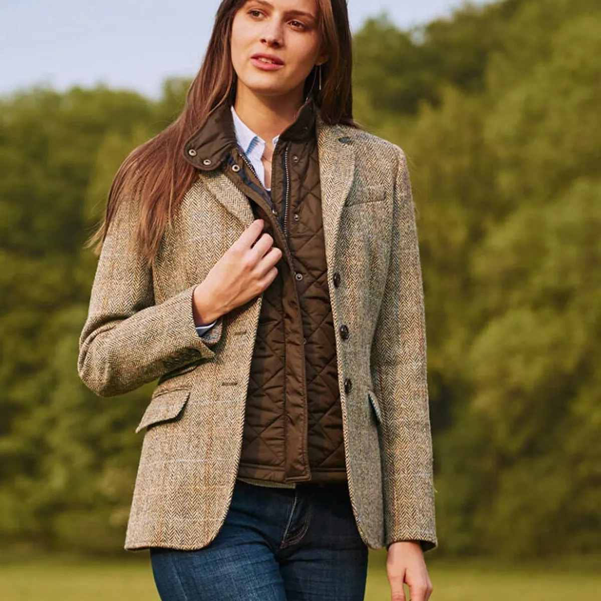 Carola blazer dame, Harris Tweed, sand sildebensmønster m. rød/lysblå overtern - 44