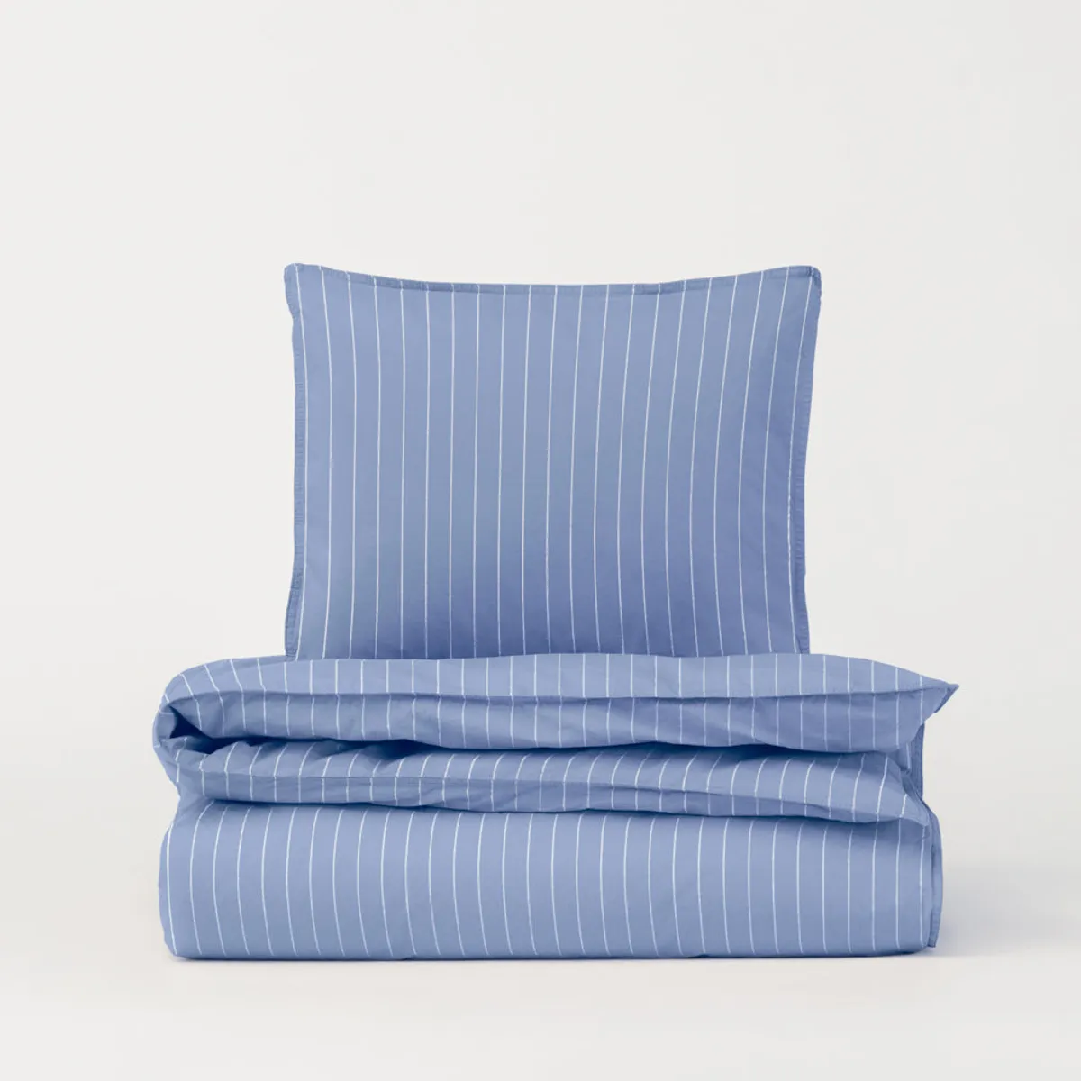 DAWN Percale sengetøj - Pinstripe Cornflower - 140x220 cm - 100% økologisk bomuld - Blåt med striber