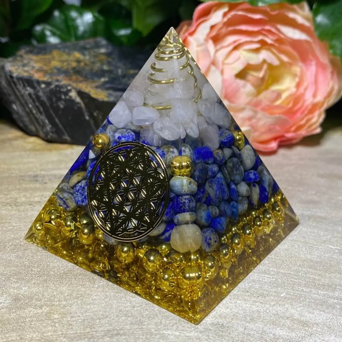 Orgone pyramide med pentagram og bjergkrystal/lapis