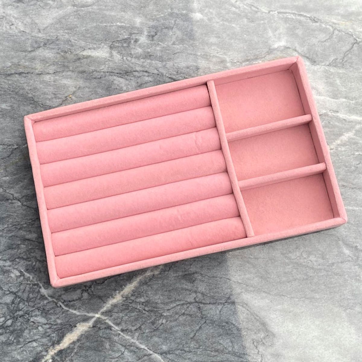 ANNEBRAUNER Velvet Tray Pink Rings