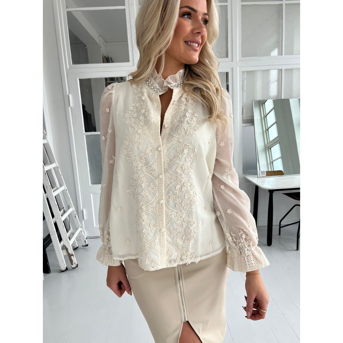 Azaka beige flower blouse