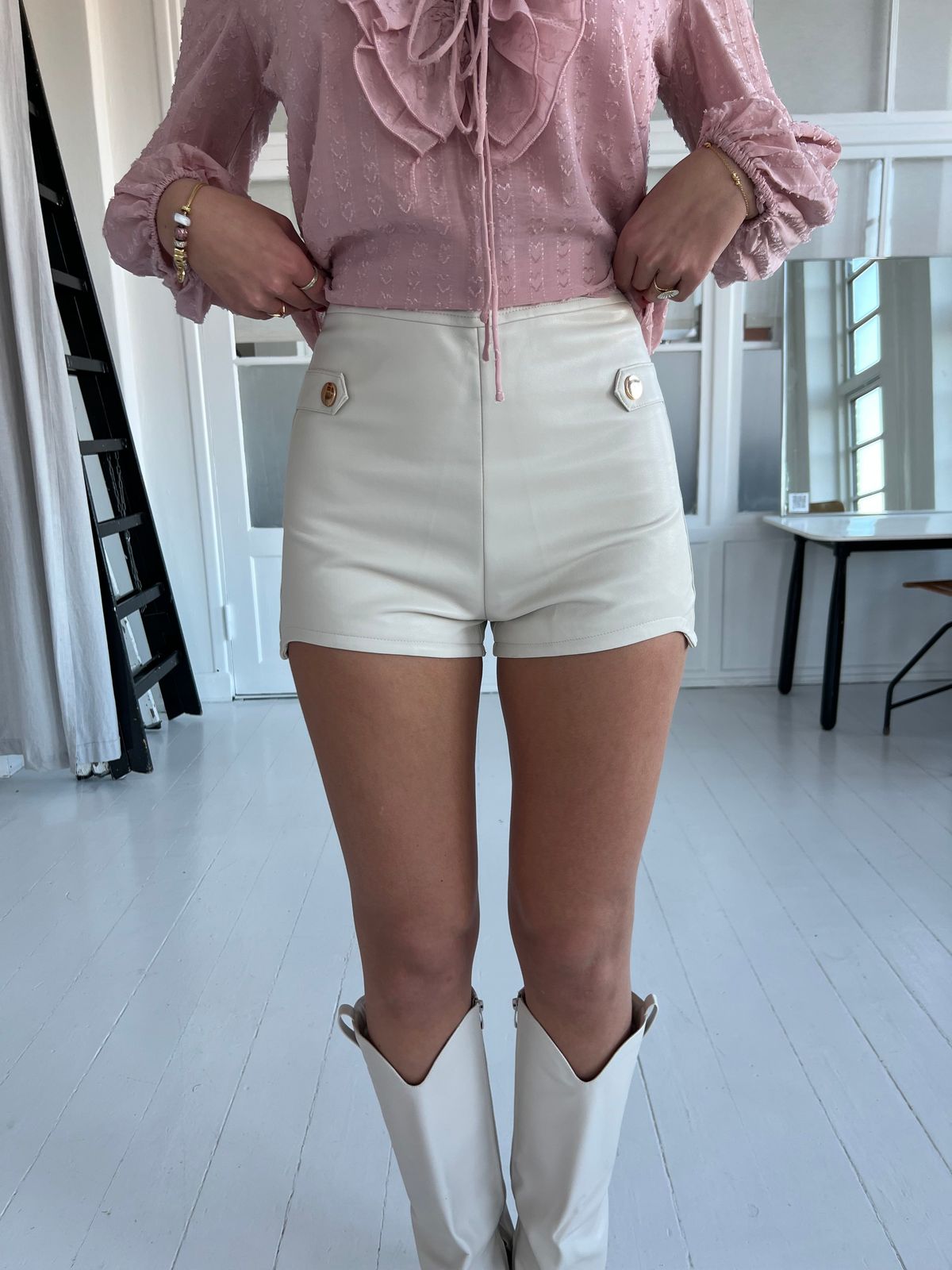 Azaka beige shorts