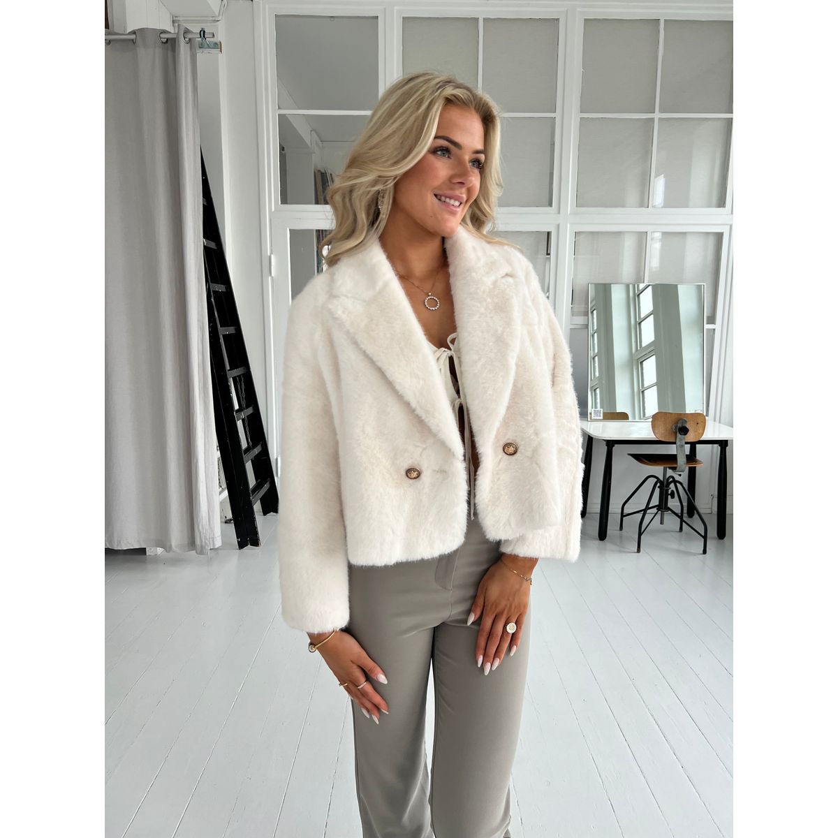 Azaka short white jacket