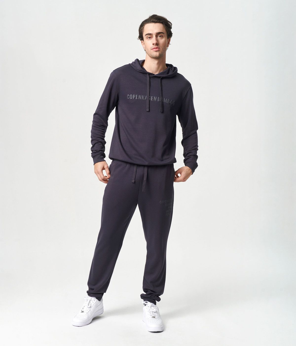 Bambus hoodie joggingsæt i mørkegrå med logo fra Copenhagen Bamboo, L