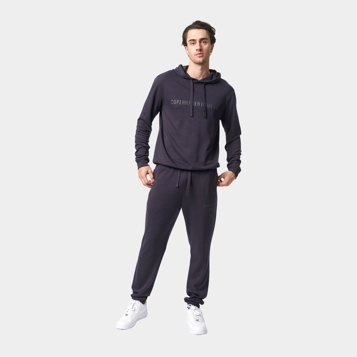 Bambus hoodie joggingsæt i mørkegrå med logo fra Copenhagen Bamboo, L