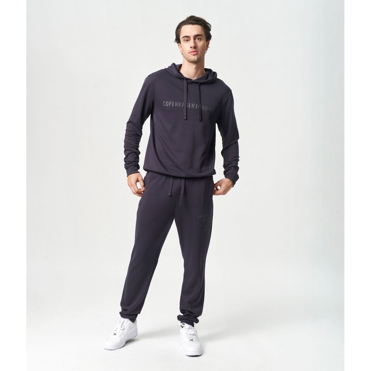 Bambus hoodie joggingsæt i mørkegrå med logo fra Copenhagen Bamboo, S