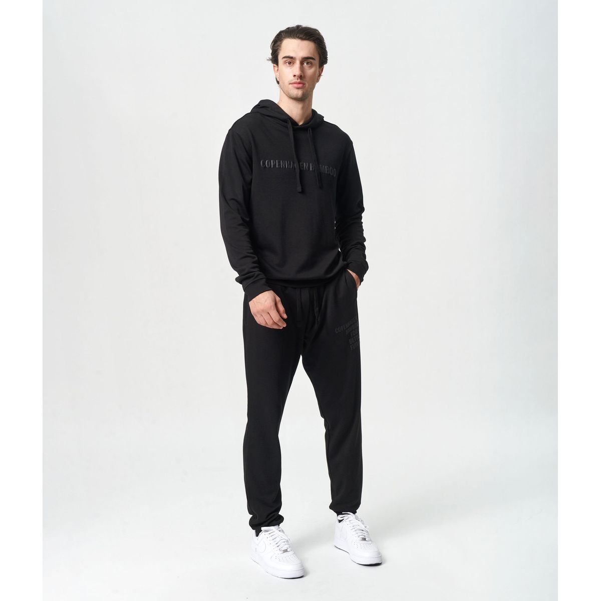 Bambus hoodie joggingsæt i sort med logo fra Copenhagen Bamboo, M