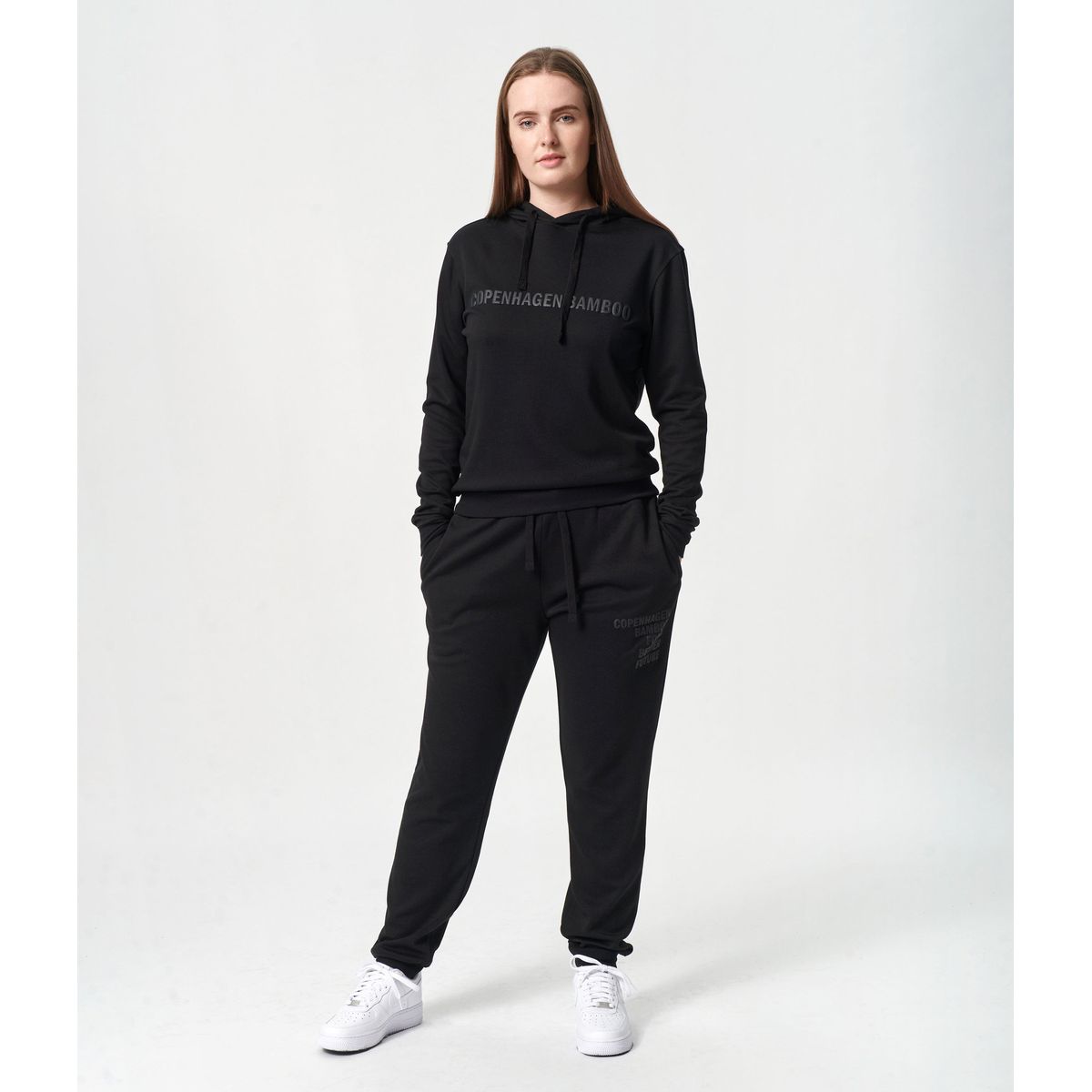 Bambus hoodie joggingsæt i sort med logo til damer fra Copenhagen Bamboo, M