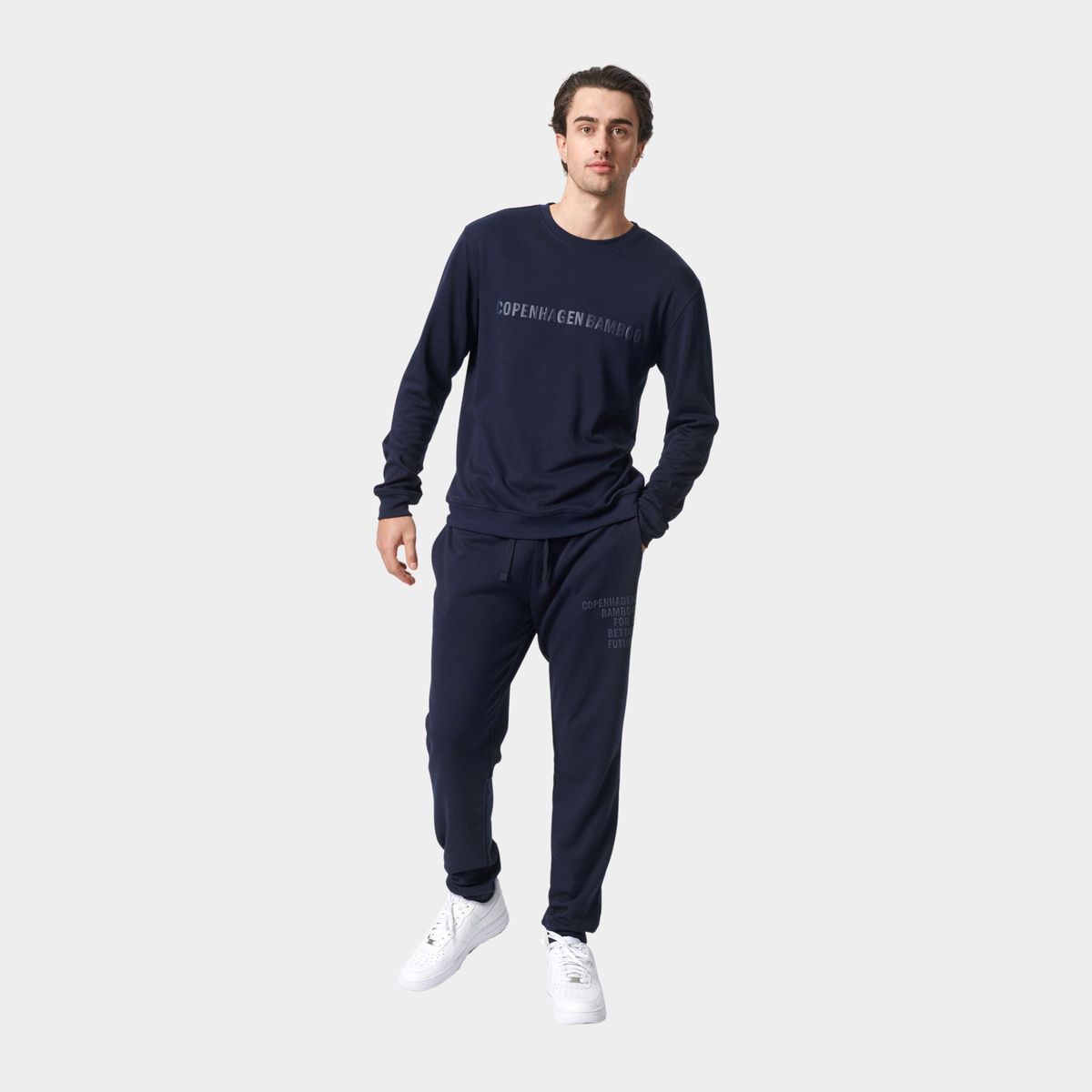 Bambus joggingsæt i navyblå med logo fra Copenhagen Bamboo, M