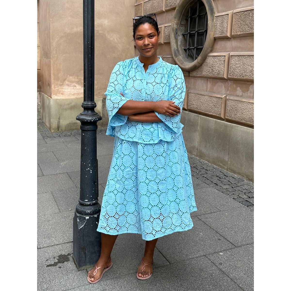 Bella nederdel i pastelblå broderie anglaise - S/40-42