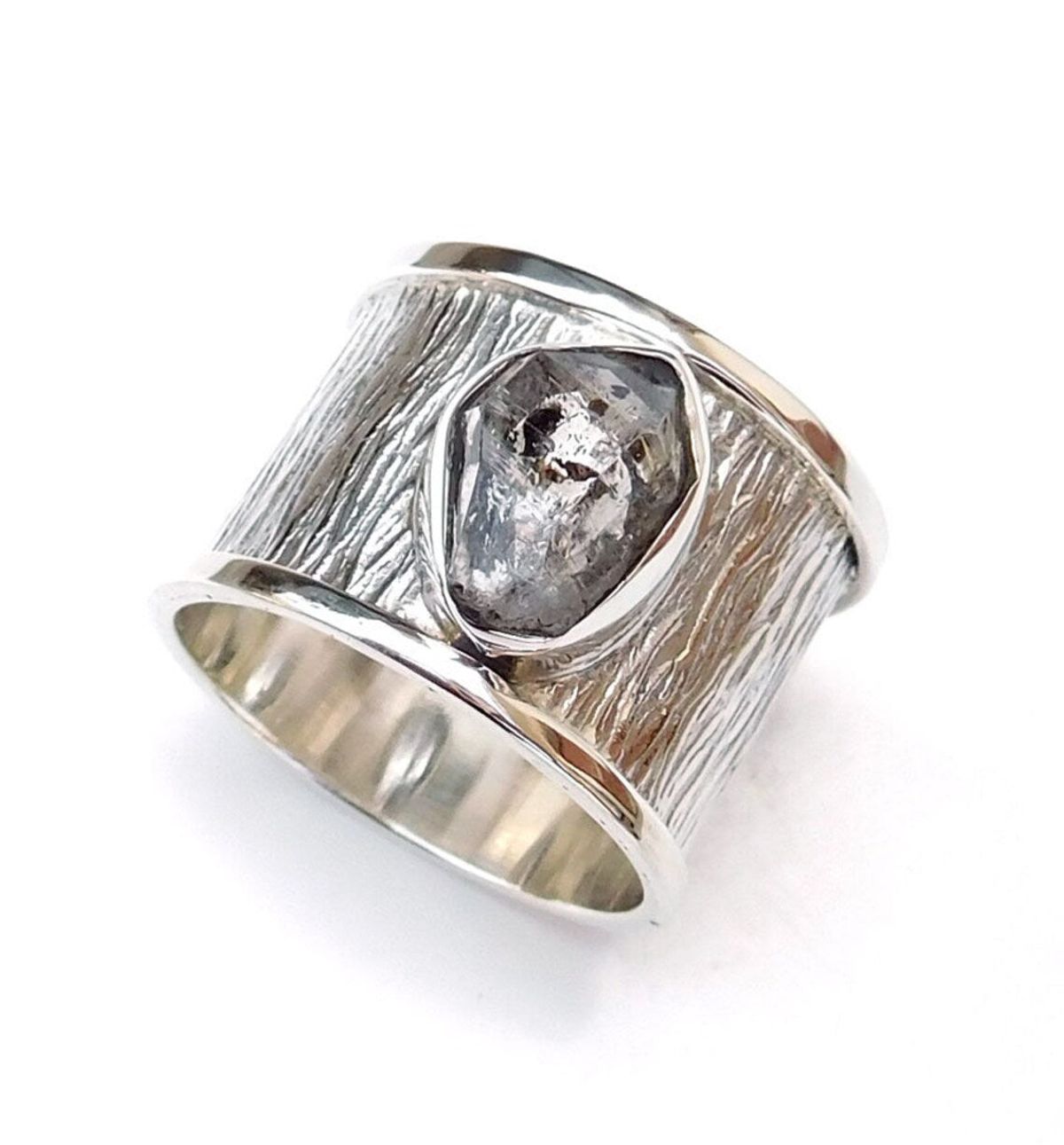 Bred tekstur ring med naturlig Herkimer diamant, 49 (XXS)