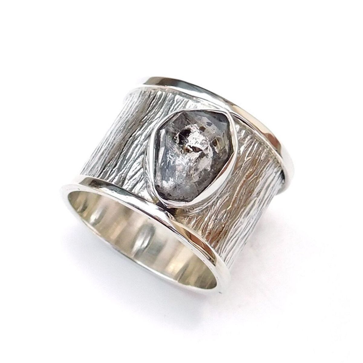 Bred tekstur ring med naturlig Herkimer diamant, 58