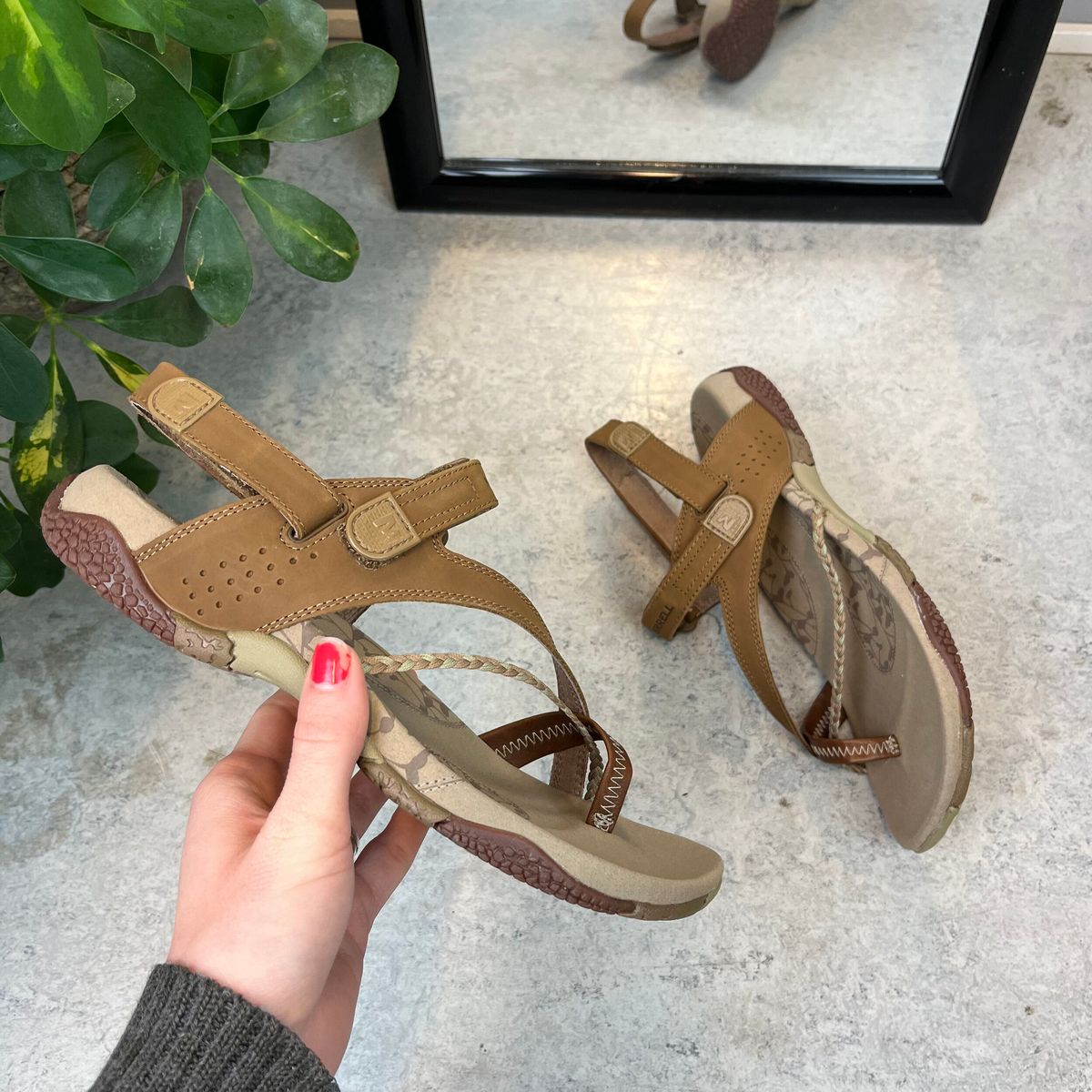 Brun Merrell Siena sandal med tåsplit og fine detaljer - 38