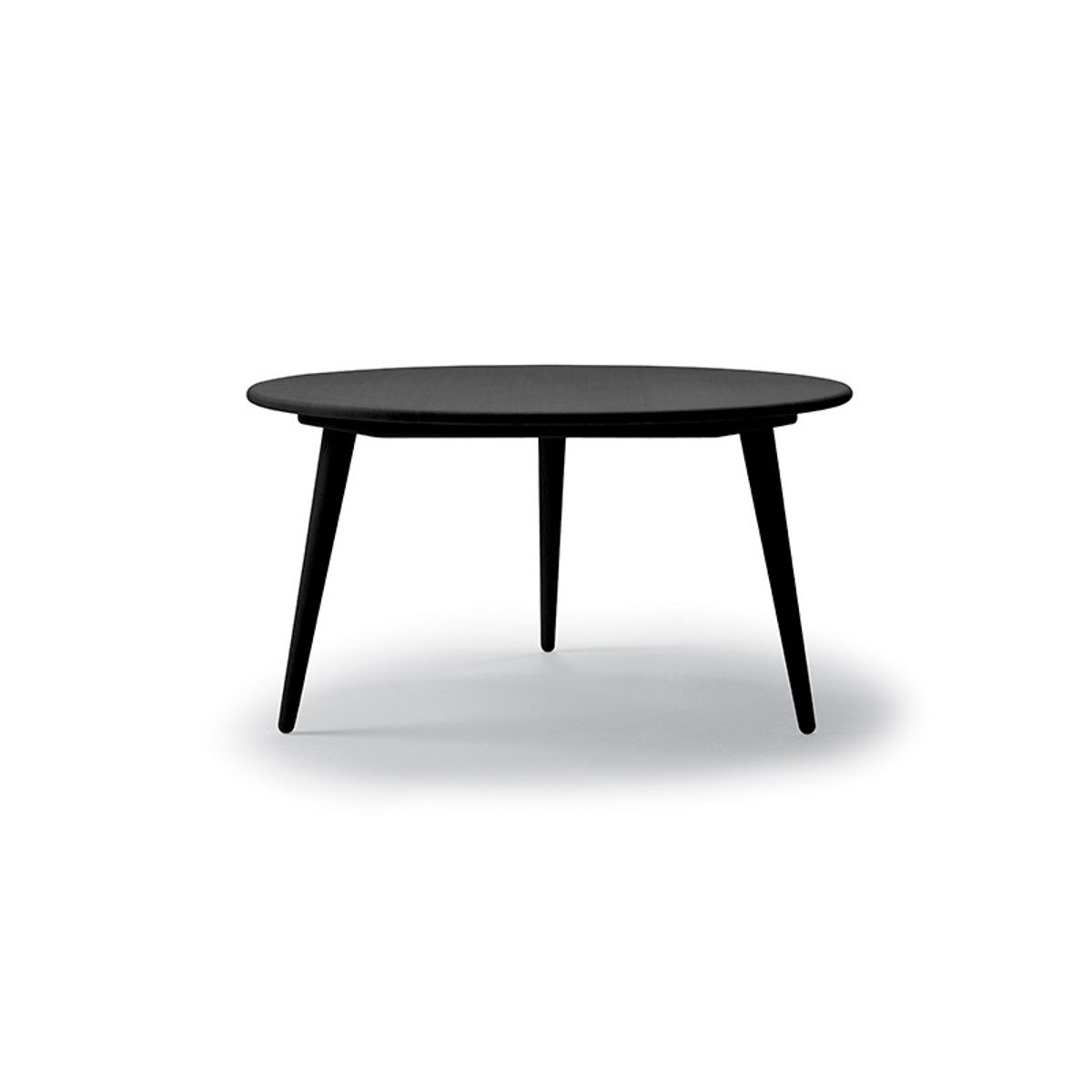 CH008 Sofabord fra Carl Hansen & Søn (Ø: 100 x H: 44 cm, Valnød, Lak)