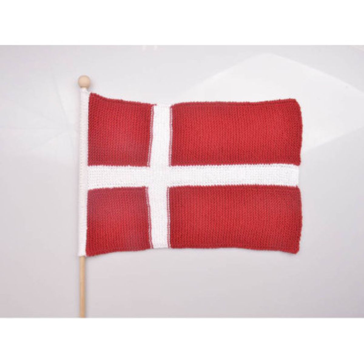 Dannebrogsflag af Rito Krea - Flag Strikkeopskrift 20x30cm - 20 x 30 cm.