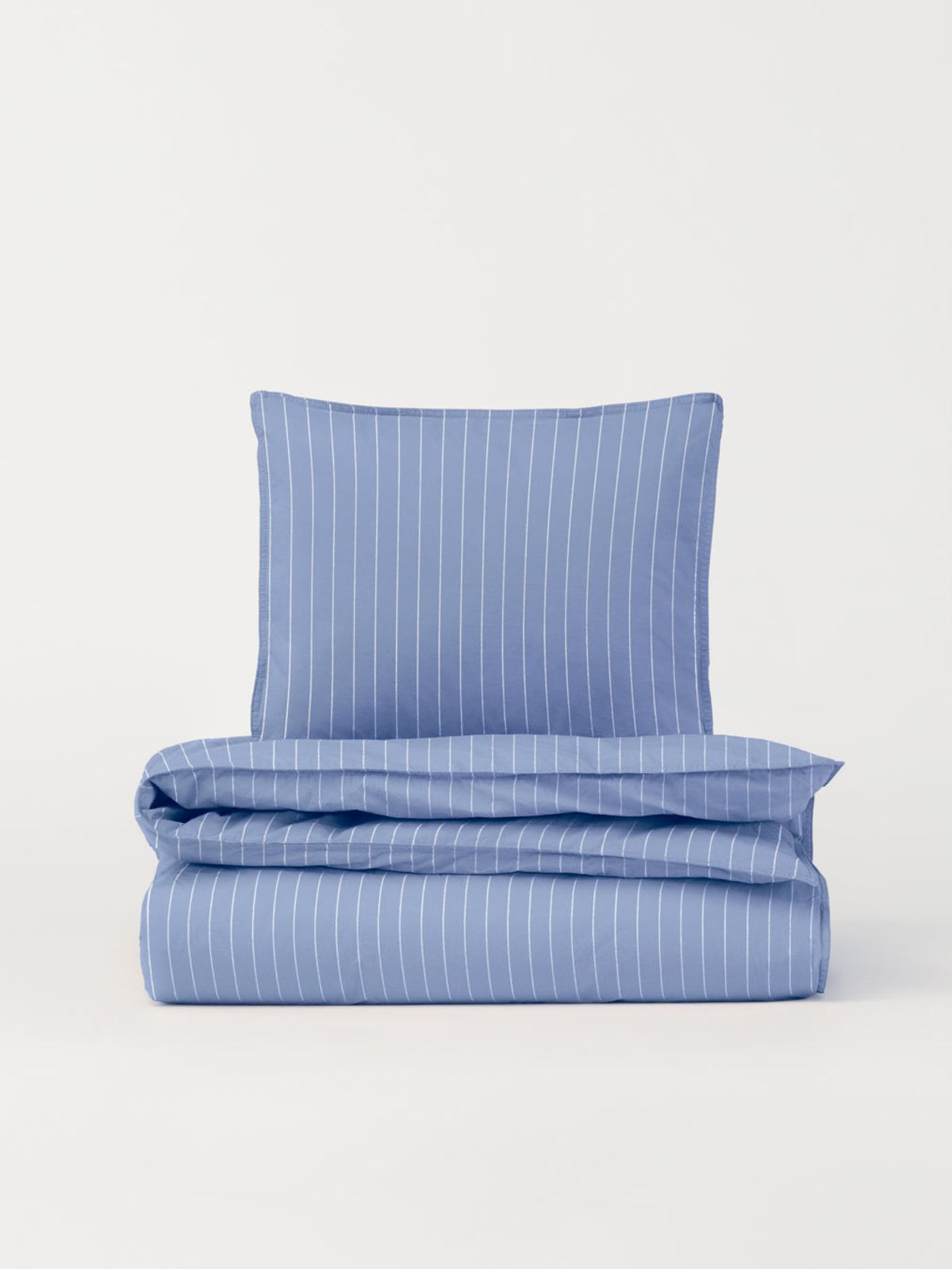 DAWN Percale sengetøj - Pinstripe Cornflower - 140x220 cm - 100% økologisk bomuld - Blåt med striber