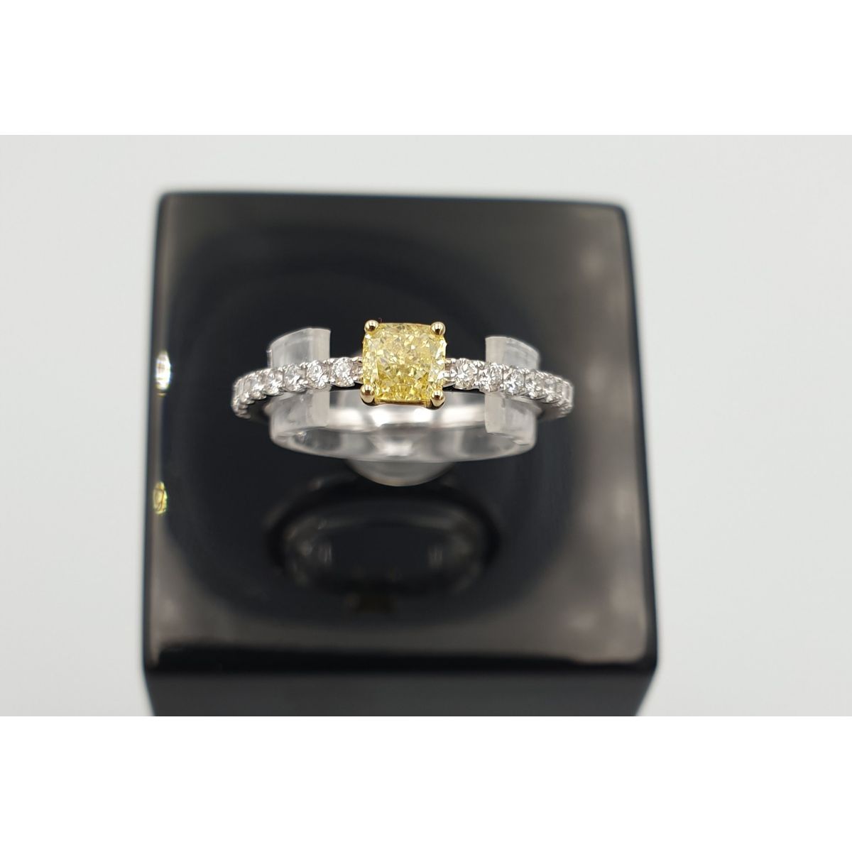 Eksklusiv solitaire pavé ring, 18 kt. guld eller Hvidguld, med 0.41 ct Fancy Yellow diamant - 52