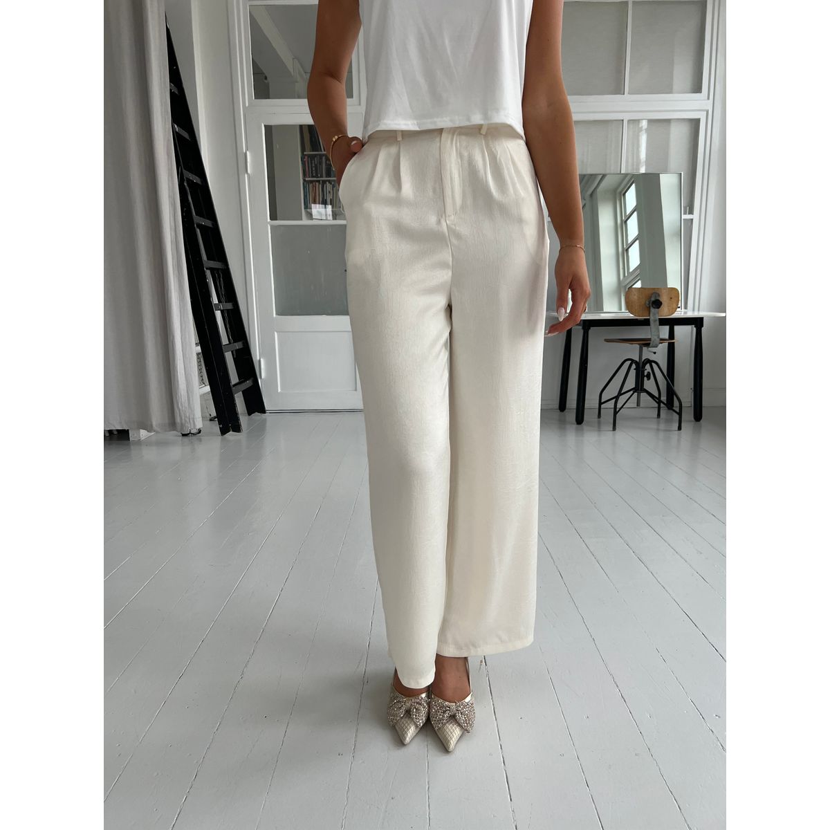 Elli White creme satin pants