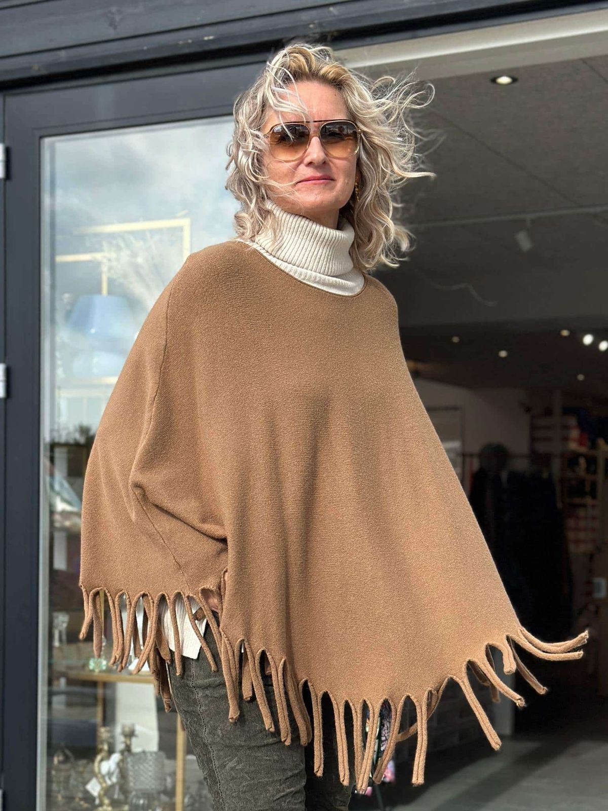 Emma Poncho med flæser Camel