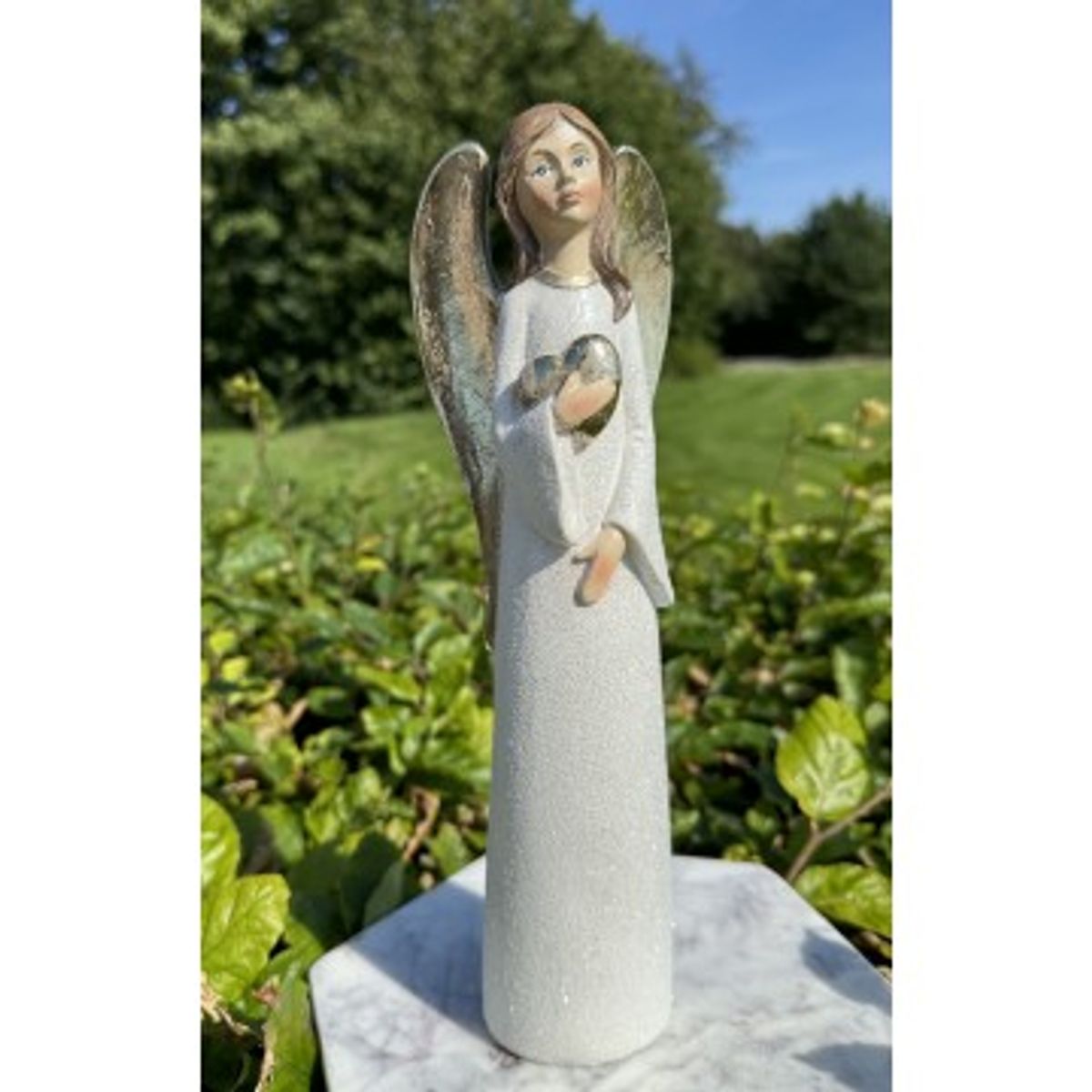 Engel holdende på hjerte 29 cm - Engle figurer - GodKarmaShop