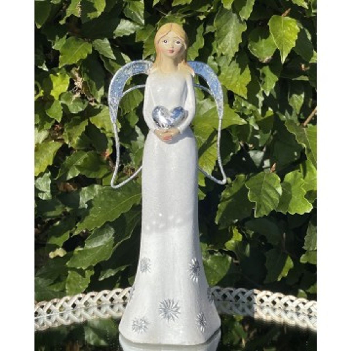 Engel med hjerte i hånden - 20 cm - Engle figurer - GodKarmaShop