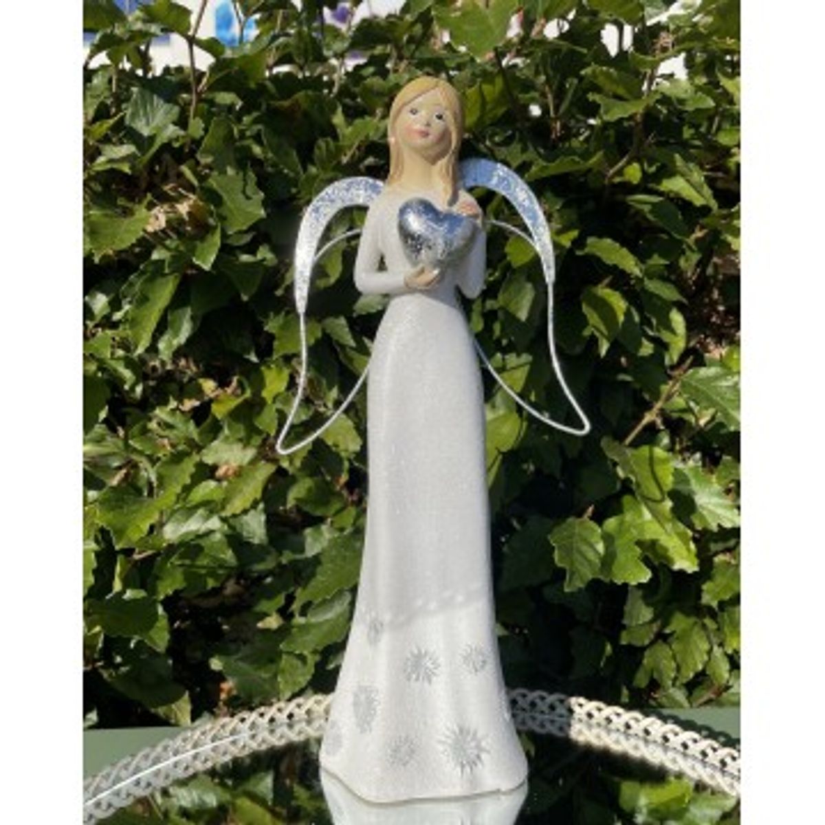 Engel med hjerte i hånden - 27 cm - Engle figurer - GodKarmaShop