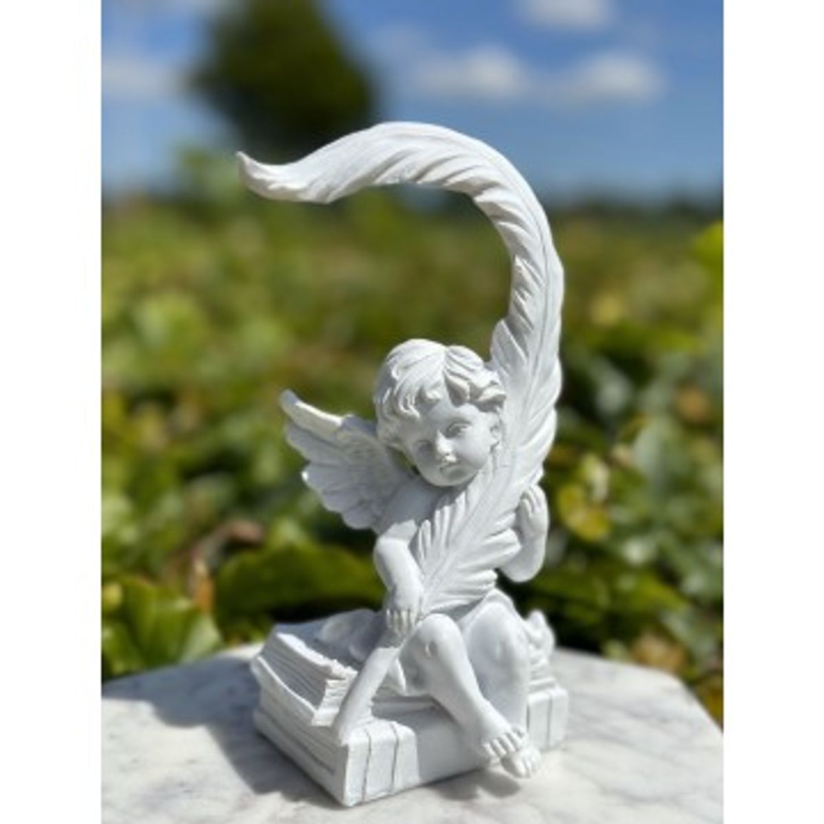 Engel siddende med fjer - Engle figurer - GodKarmaShop