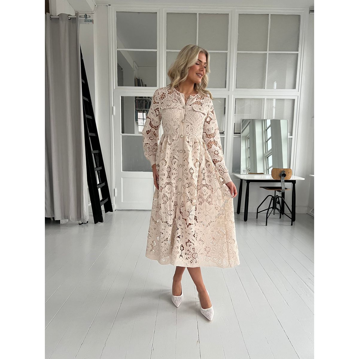 Flam beige lace dress