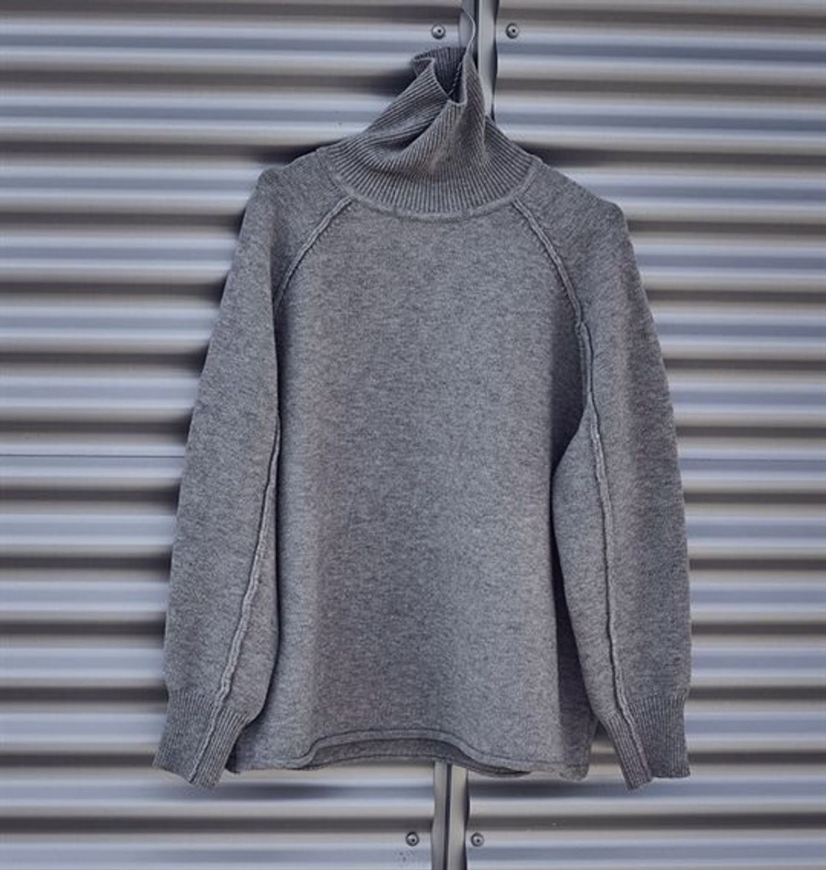 FORUDBESTILLING (NOV/DEC) Haute L ' Amité - Premiere Reverse Roll Neck - Mid Grey