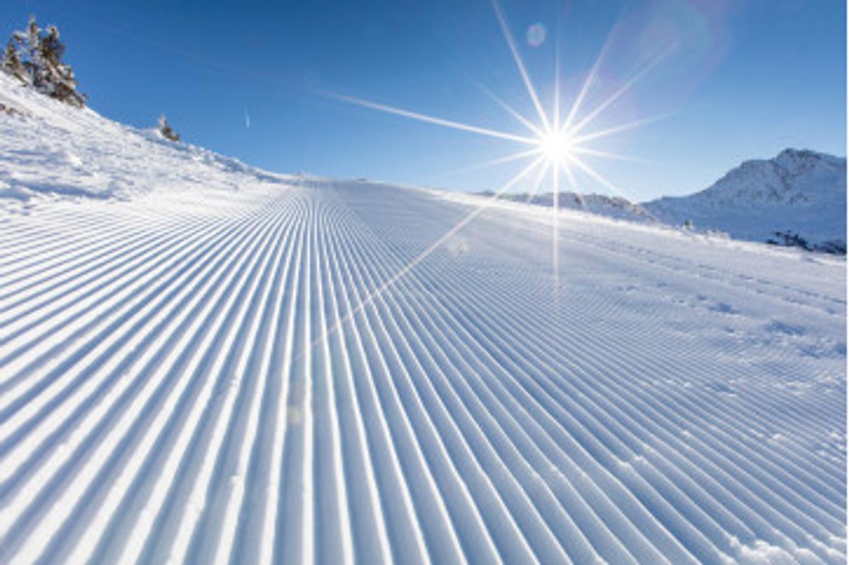 Fototapet - Ski Slope And Sunny Day