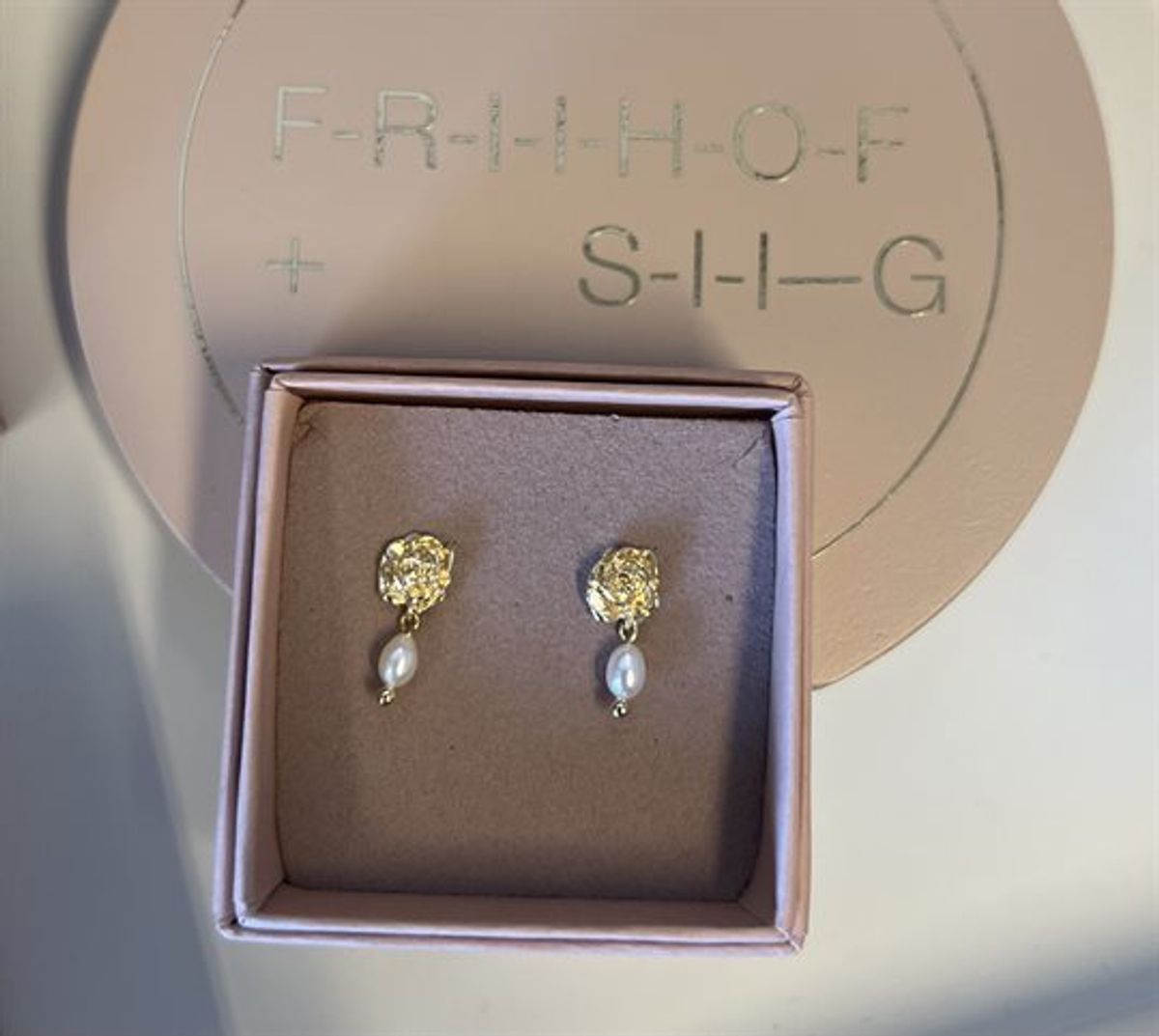 Friihof+Siig - Flower pearls Ørering - Guld