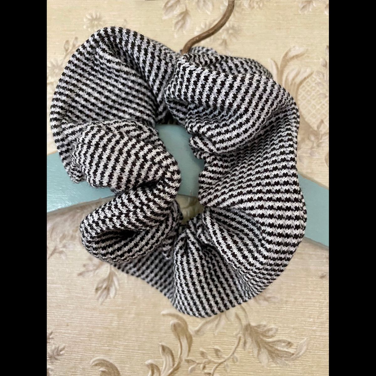 Gammelholm Copenhagen | Hollyhock Scrunchie Black & white