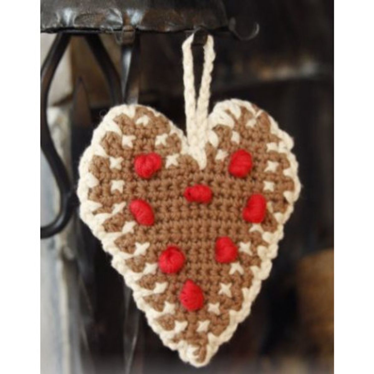 Gingerbread Heart by DROPS Design - Julehjerter Hækleopskrift 13x11 cm - Gingerbread Heart by DROPS Design