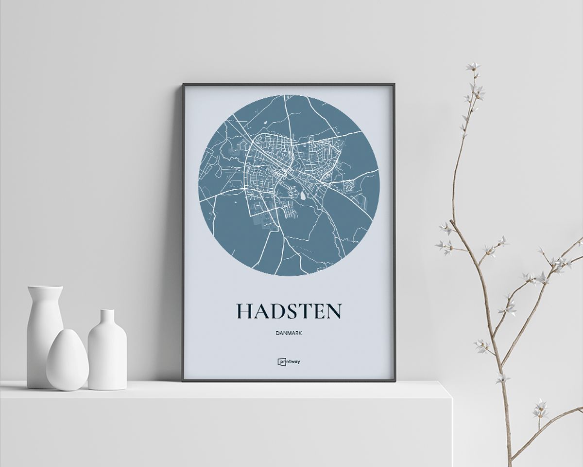 Hadsten Plakaten Rundt kort Havblå 42×60 cm (A2)