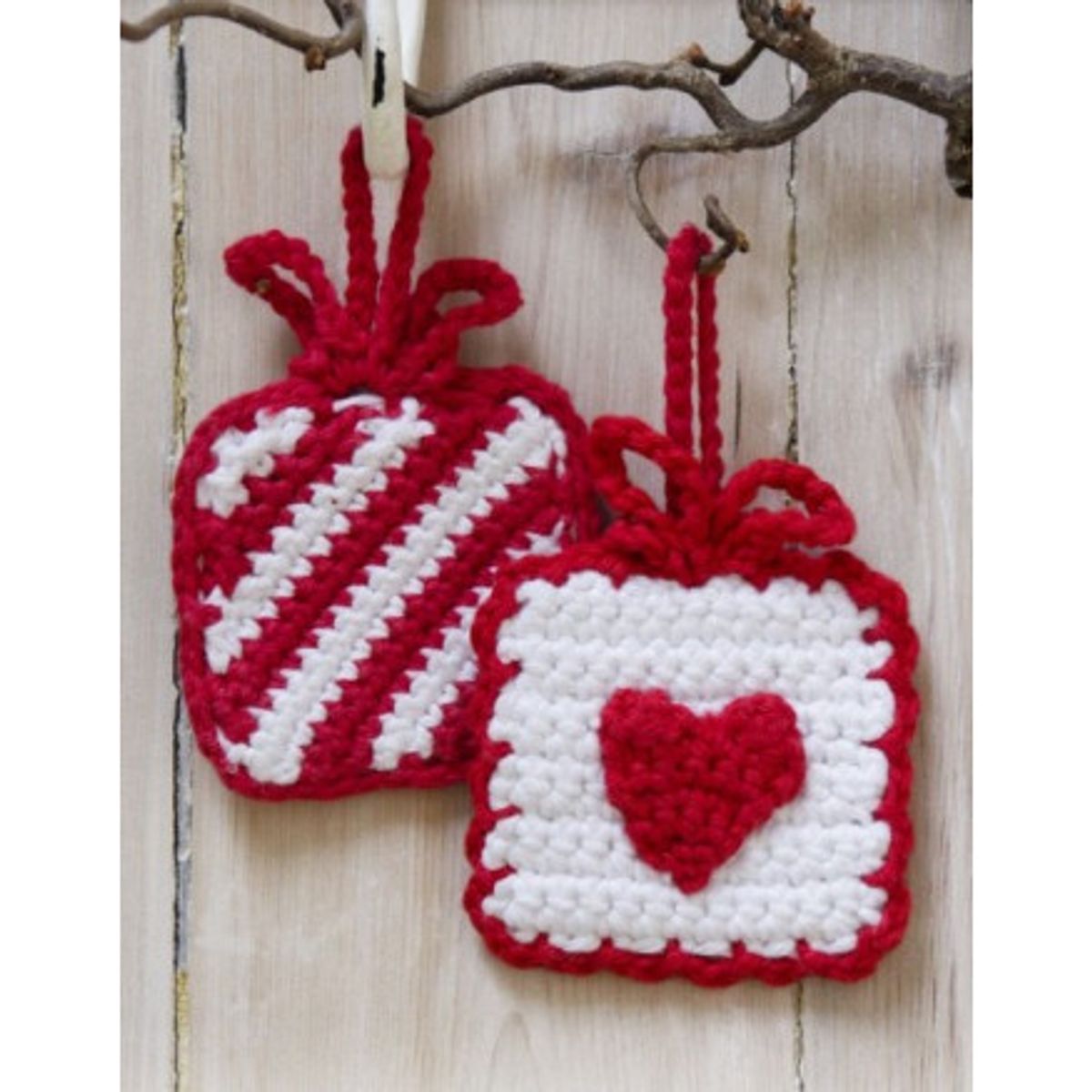 Hanging Gifts by DROPS Design - Julepynt Hækleopskrift 7x7 cm - 7 x 7 cm