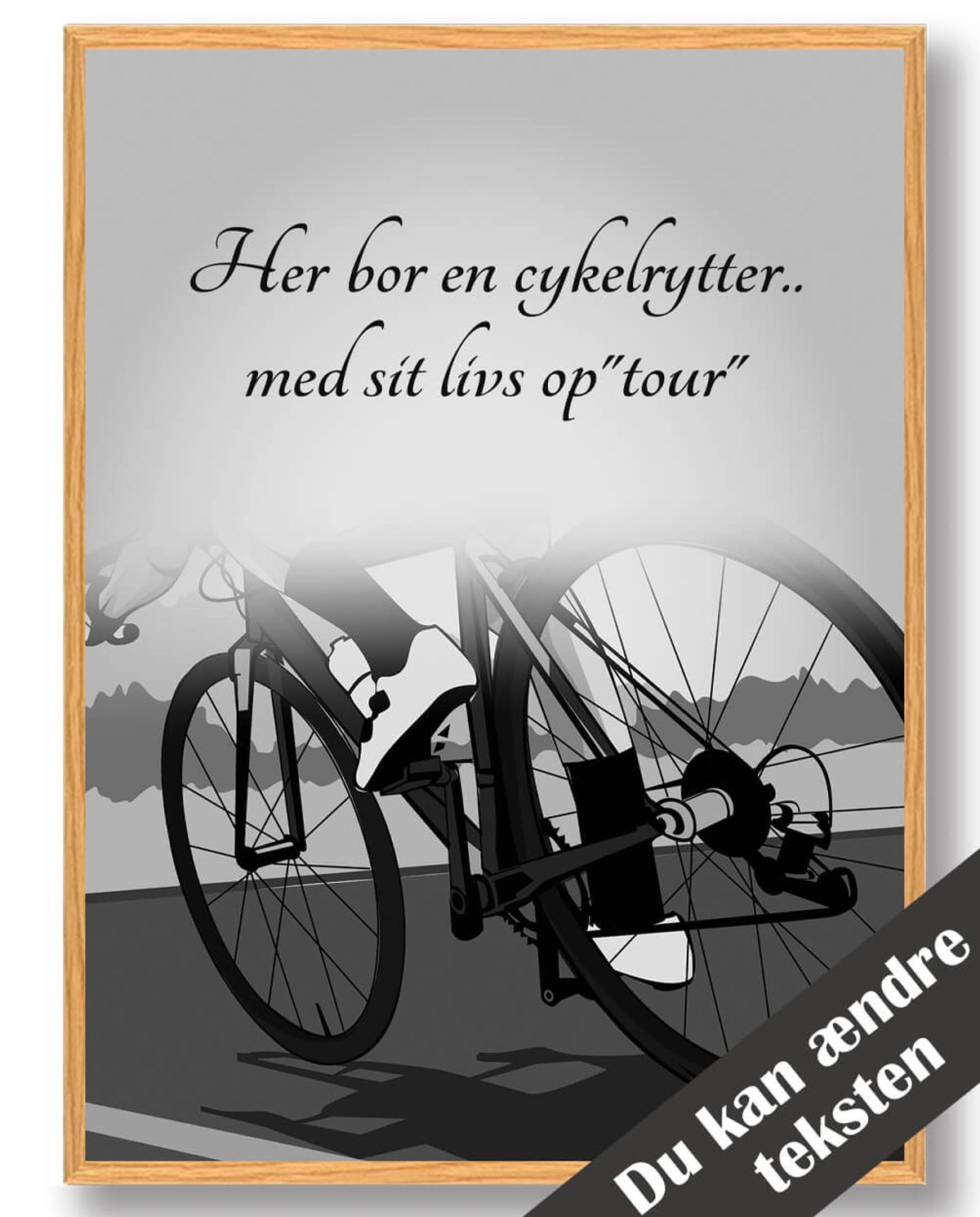 Her bor en cykelrytter... cykelplakat (Størrelse: L - 50x70cm (B2))