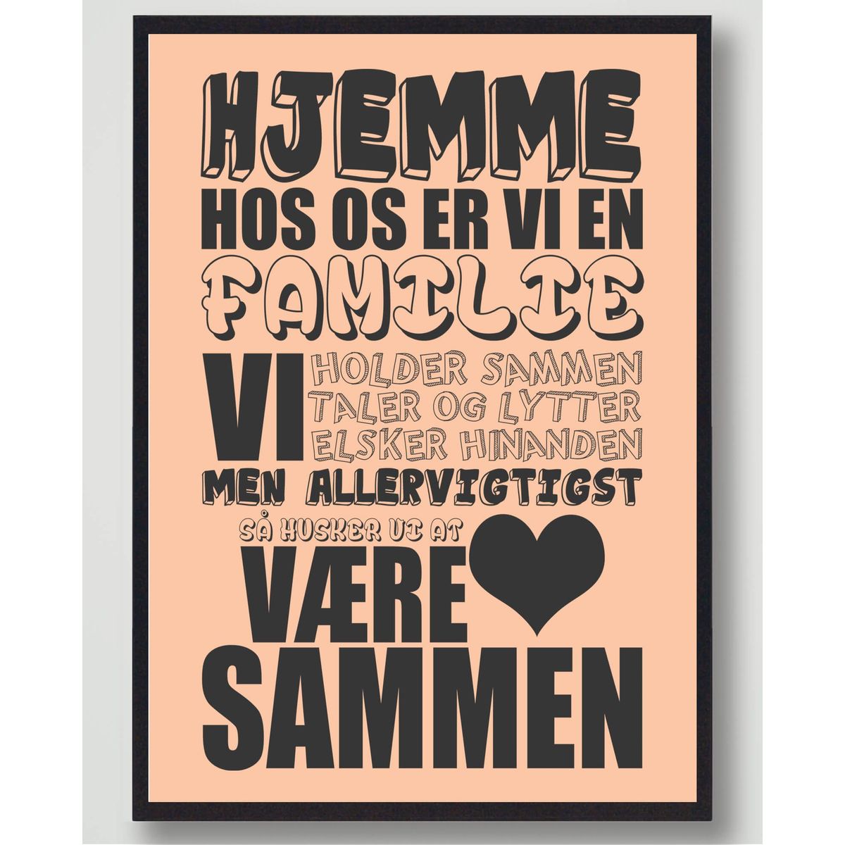 Hjemme hos os... (Orange) - plakat (Størrelse: L - 50x70cm (B2))