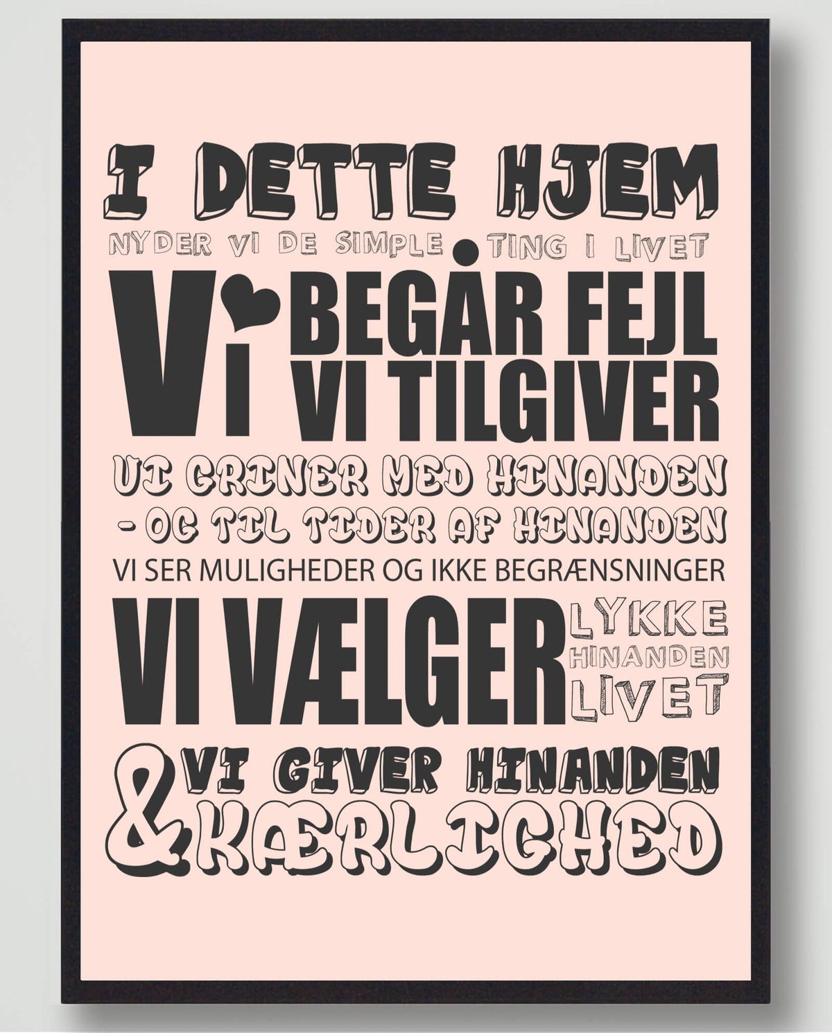 I dette hjem nyder vi... - plakat (Størrelse: M - 30x40cm)