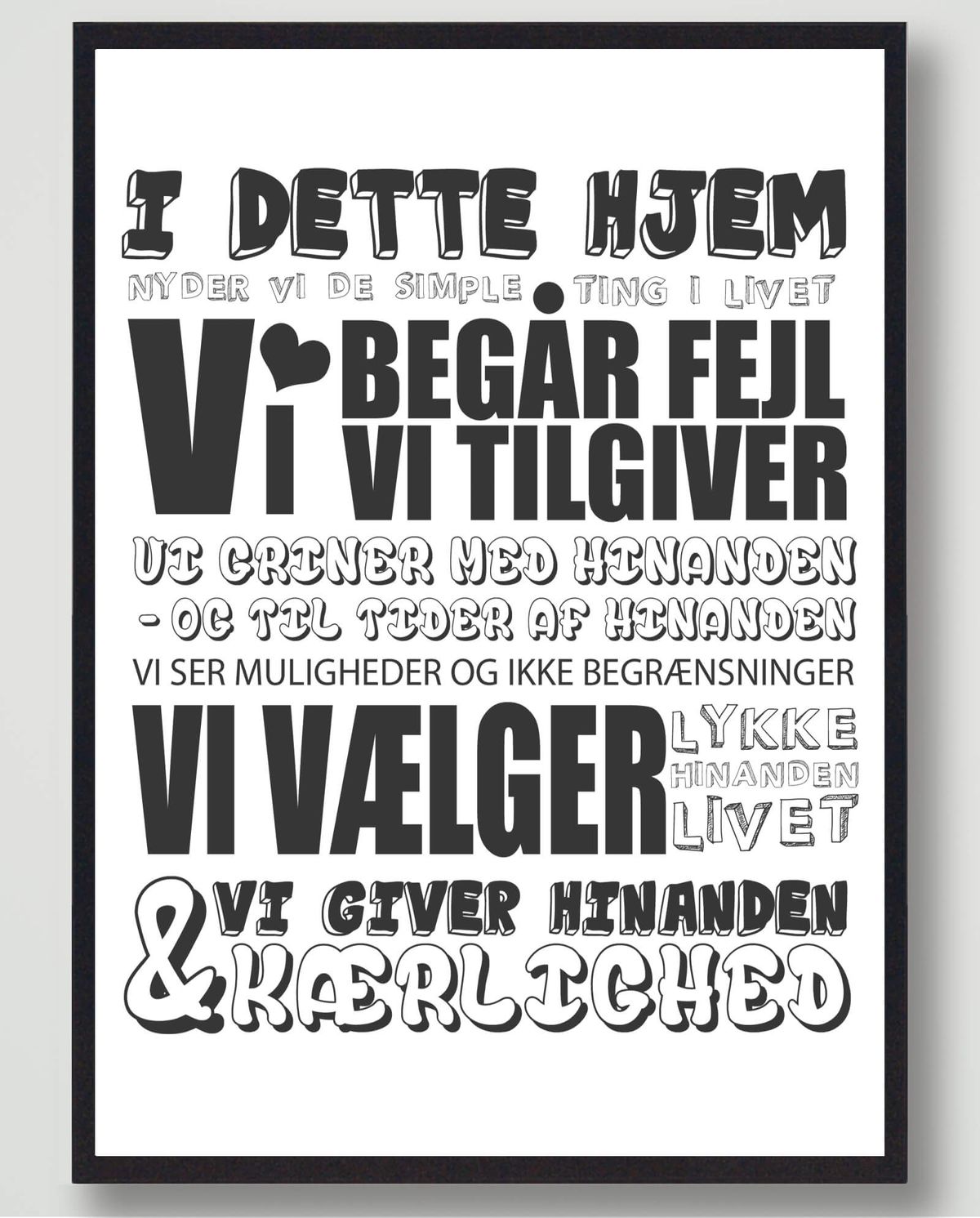 I dette hjem nyder vi... - plakat (Størrelse: M - 30x40cm)