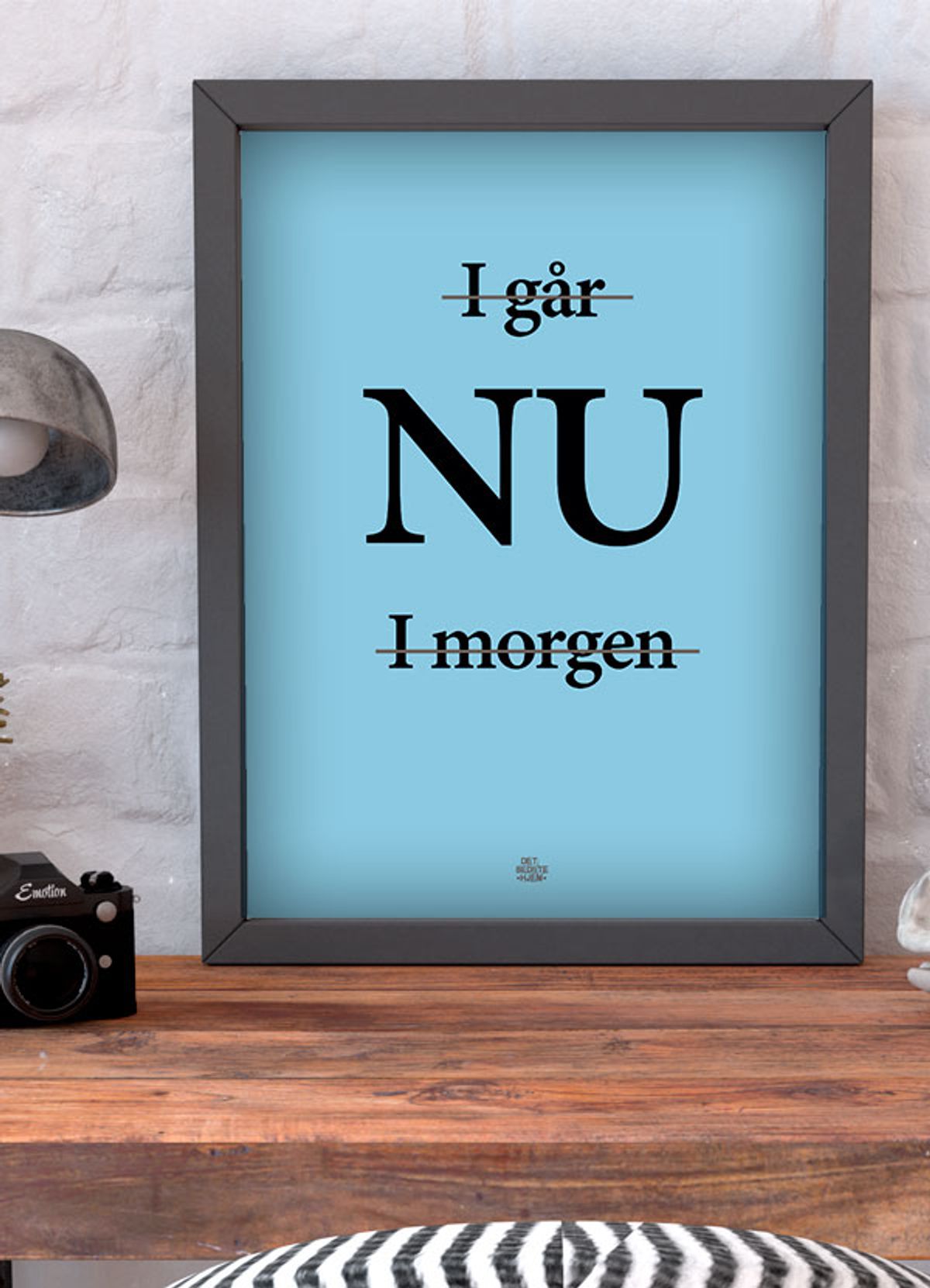 Igår, nu, i morgen-plakat (blå) - Download PDF og print selv i mange formater kr. 299