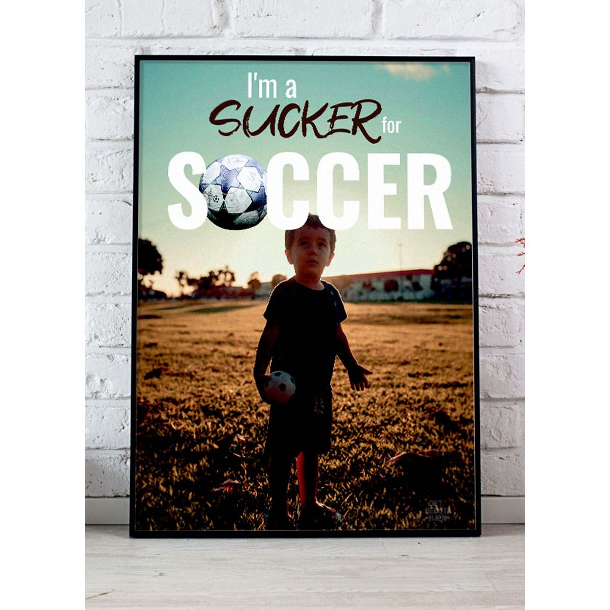 I'm a sucker for soccer - fodbolddreng-plakat - 50 x 70 cm - Kr. 279,-