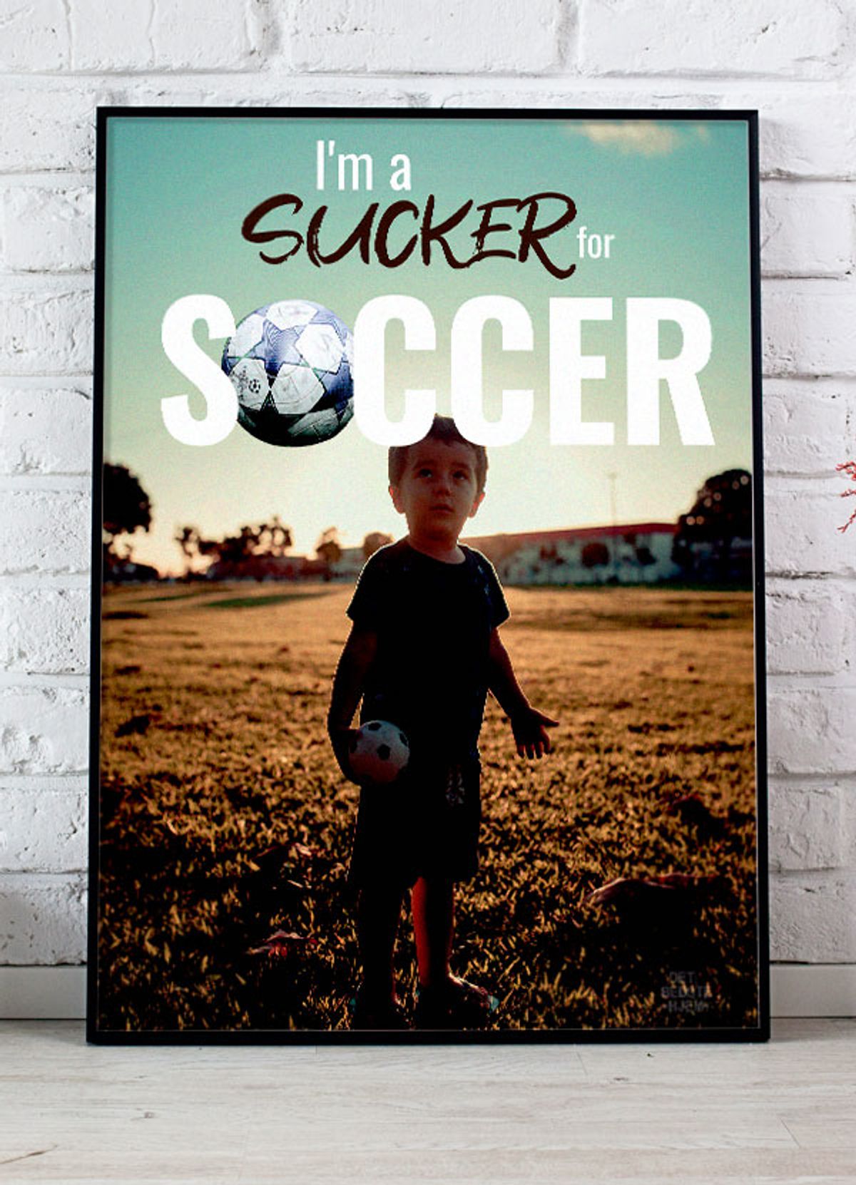 I'm a sucker for soccer - fodbolddreng-plakat - Download PDF og print selv i mange formater kr. 299