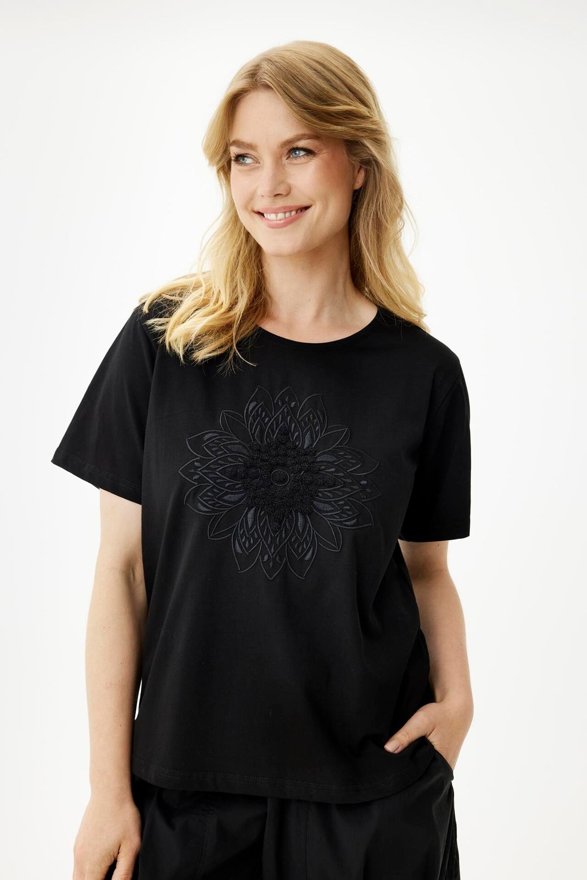 IN FRONT Daphny T-shirt, Farve: Black, Størrelse: L, Dame