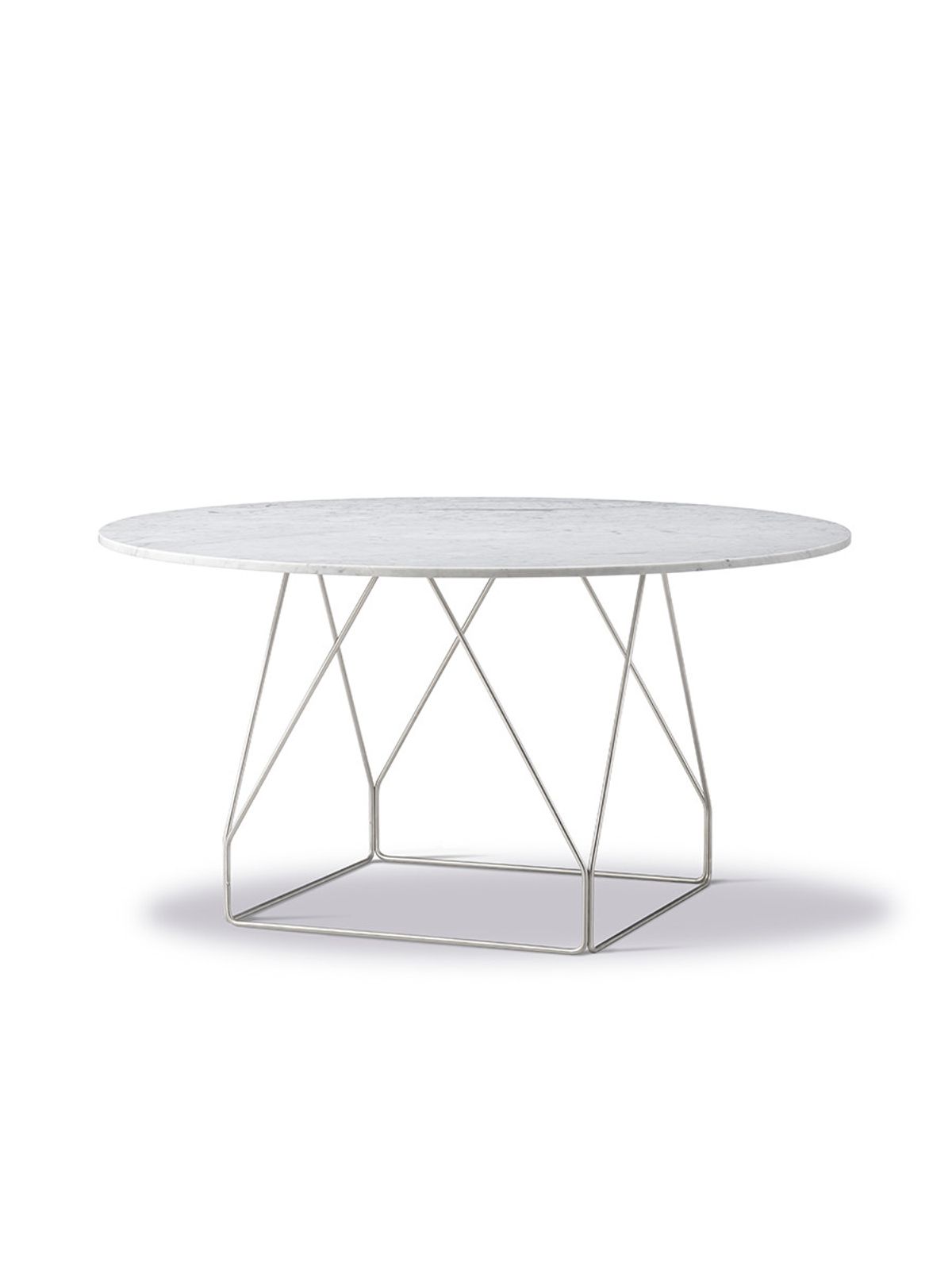 JG Table Ø140 cm fra Fredericia Furniture (Hvid Carrara marmor, Sort stål)