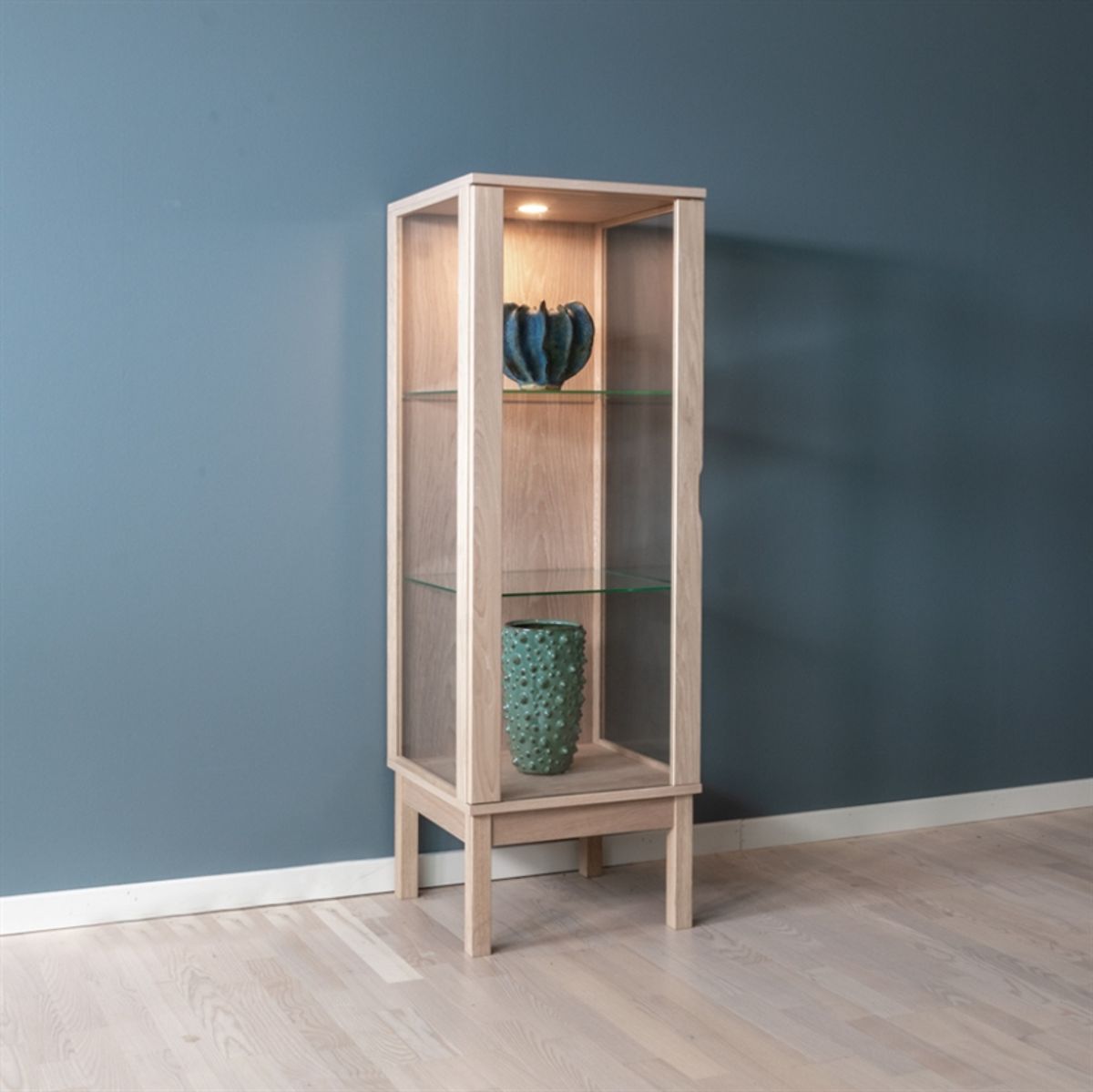 Klim Furniture | V301 Vitrine | Eg hvidolie