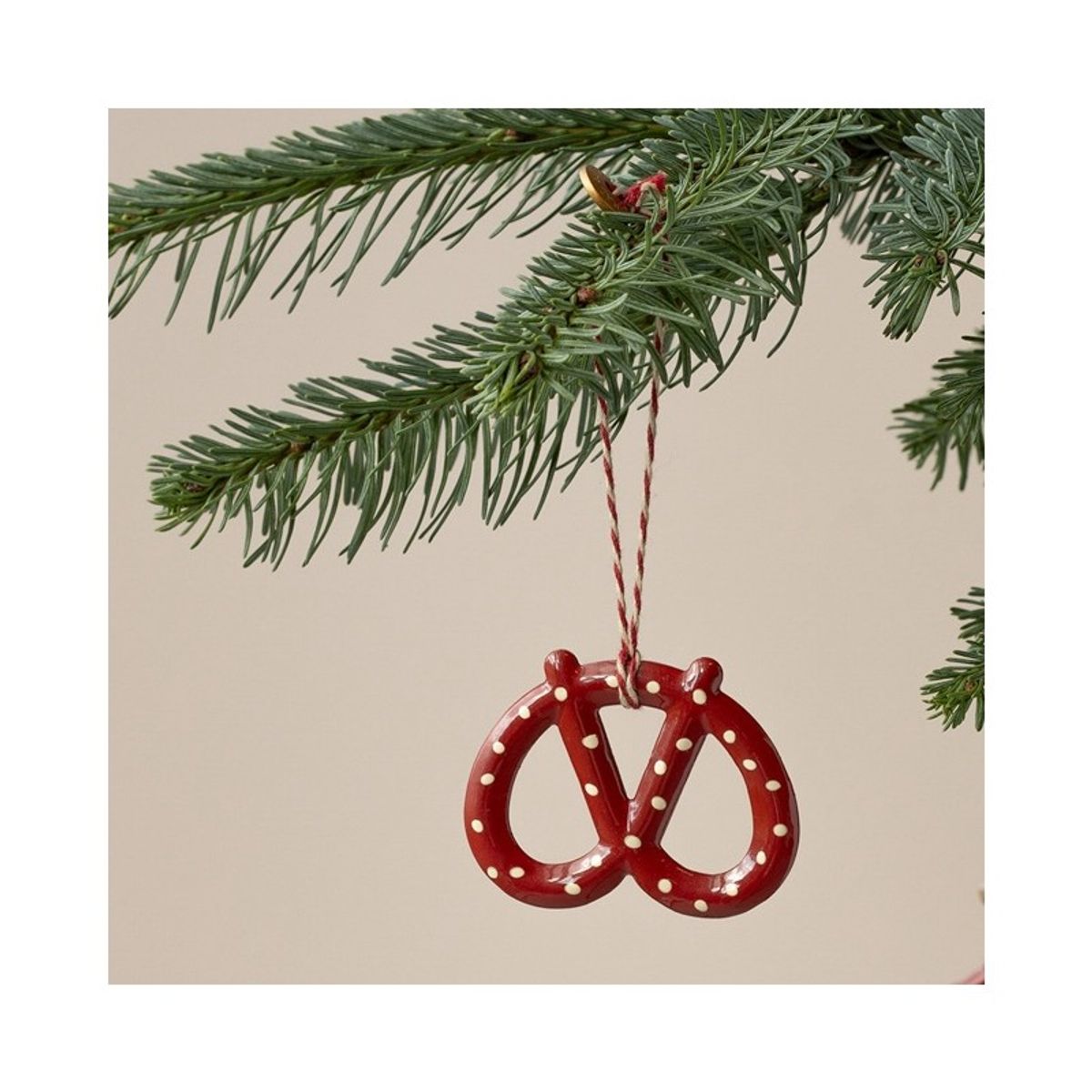 Kringle rød m/ hvide prikker metal ornament - Maileg