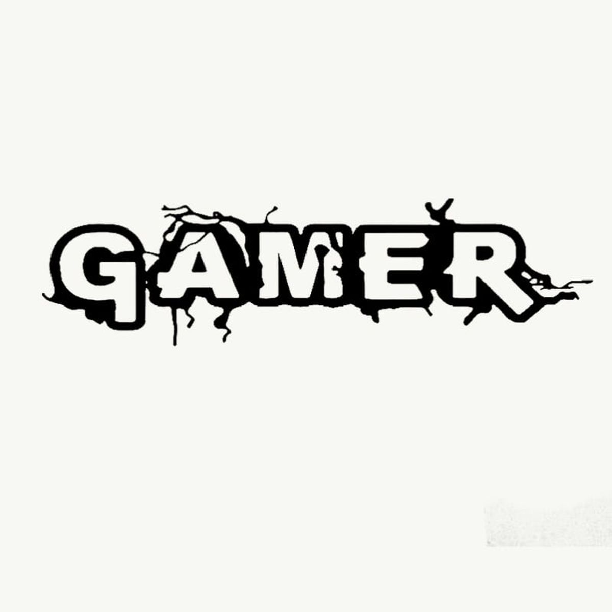 Kæmpe Gamer wallsticker. Gaming wallsticker med 'Gamer' banket ind i væggen. 58x168cm