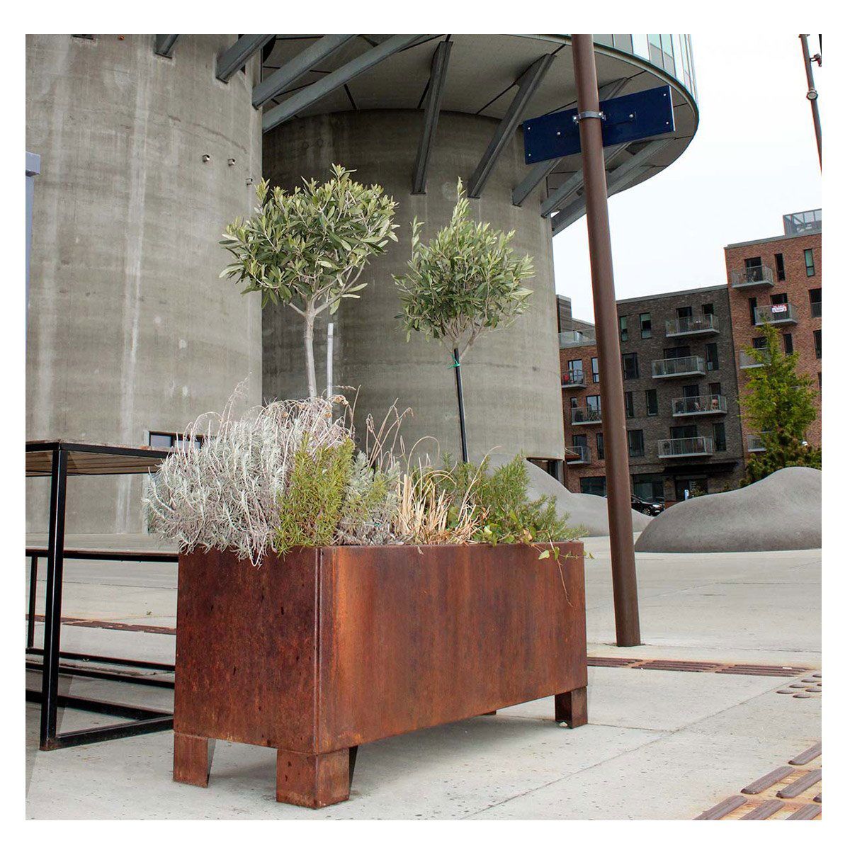 Land Modern Aflang plantekasse i Corten med ben - 40x80cm