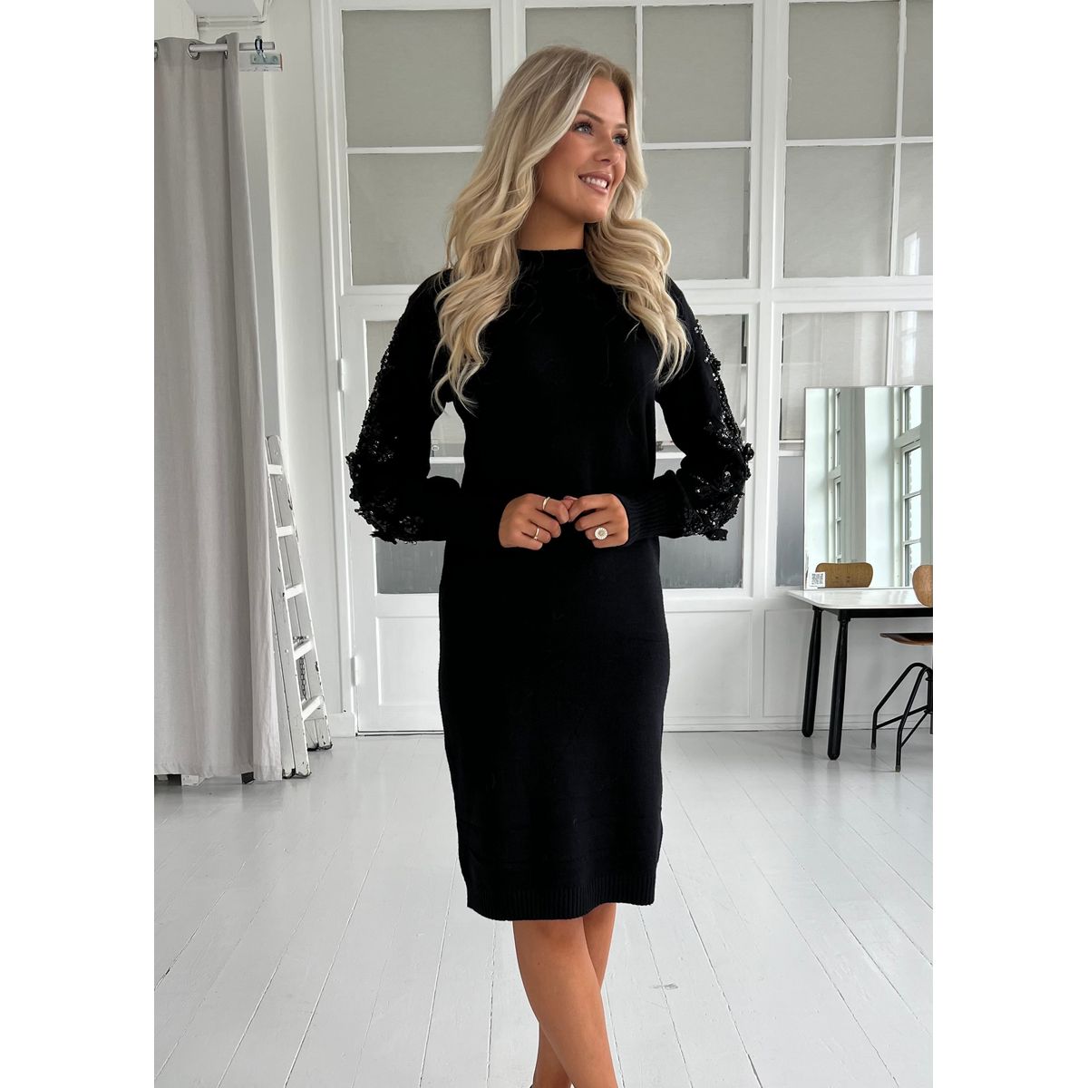 Last Queen black knit dress